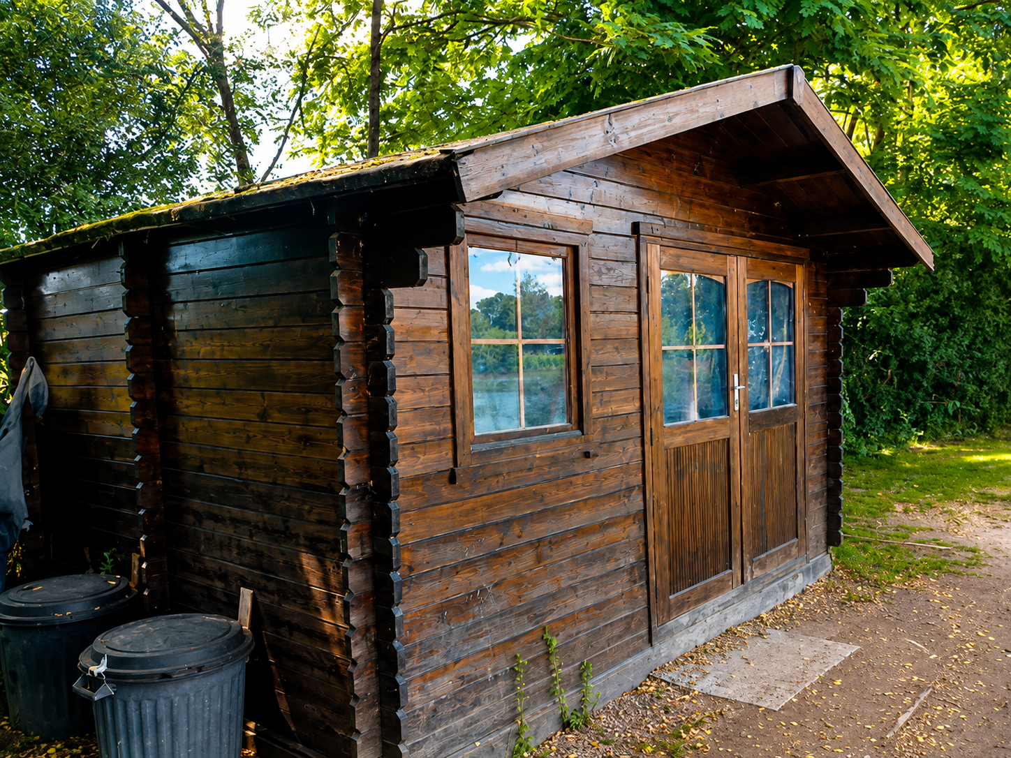 Fishing cabin beside the lake at L'Étang Chassin